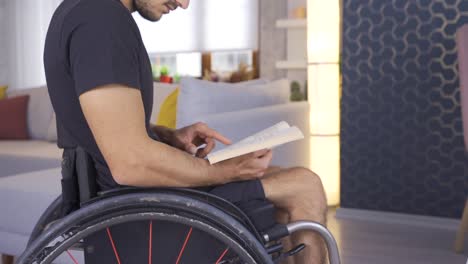 Behinderte-Person,-Die-Im-Rollstuhl-Ein-Buch-Liest.